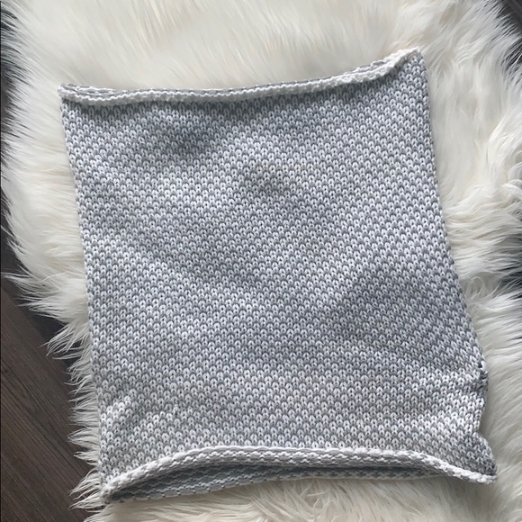 3/$25 GAP Knit Infinity Scarf - Picture 2 of 3